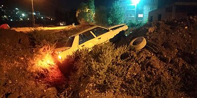Kahramanmaraş’ın Elbistan ilçesinde sürücüsü kontrolünü kaybettiği otomobiliyle toprak zemine çarpması sonucu 4 kişi yaralandı.