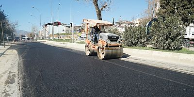 YOLLARDA ASFALT ÇALIŞMASI KESİNTİSİZ SÜRÜYOR