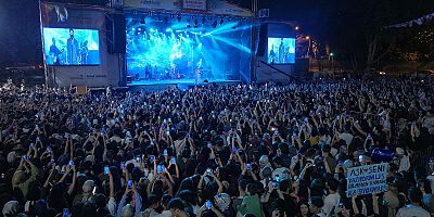 30 Ağustos Zafer Bayramı’nın 103. yıl dönümüne özel Geleneksel Ağustos Fuarı’nda düzenlenen Gökhan Türkmen konserinde alanı dolduran on binlerce vatandaş