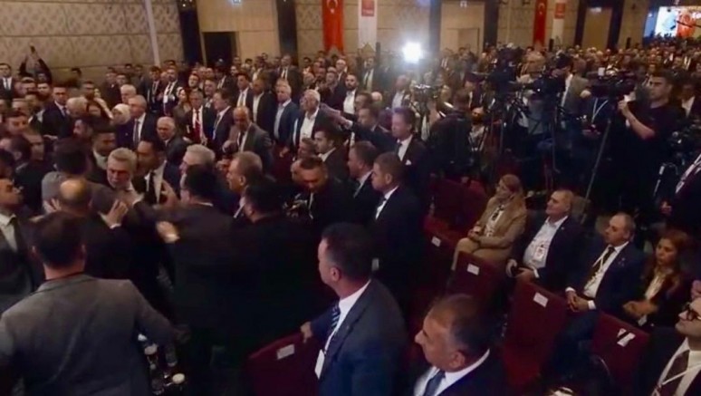 TÜRKİYE BELEDİYELER BİRLİĞİ MECLİS TOPLANTISI’NDA ARBEDE:  -CHP’LİLER BAŞKAN GÖRGEL’İN ÜZERİNE YÜRÜDÜ