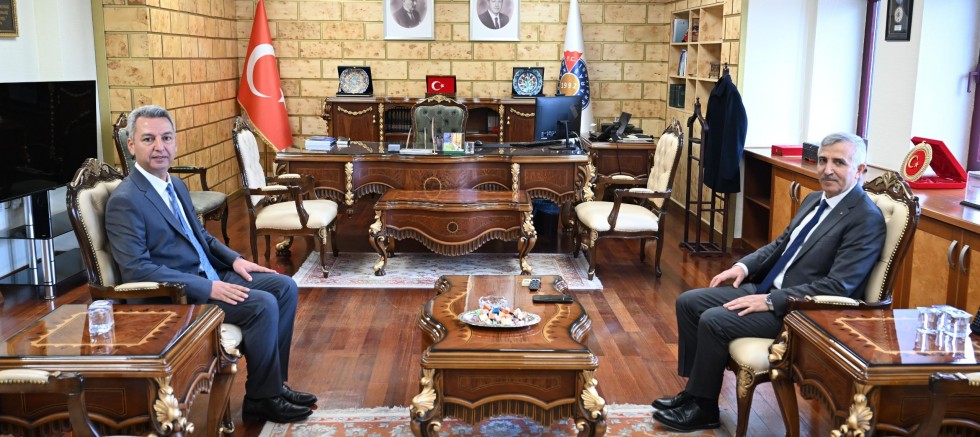 VALİ ÜNLÜER’DEN REKTÖR OKUMUŞ’A HAYIRLI OLSUN ZİYARETİ