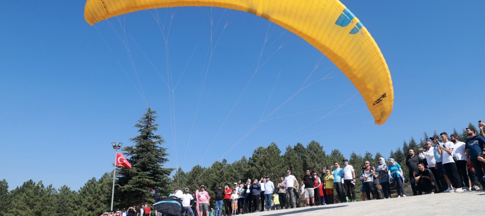 YALNIZ ARDIÇ’TA GÖKYÜZÜ RENKLENDİ, FESTİVALİNİN İLK GÜNÜ COŞKUYLA TAMAMLANDI